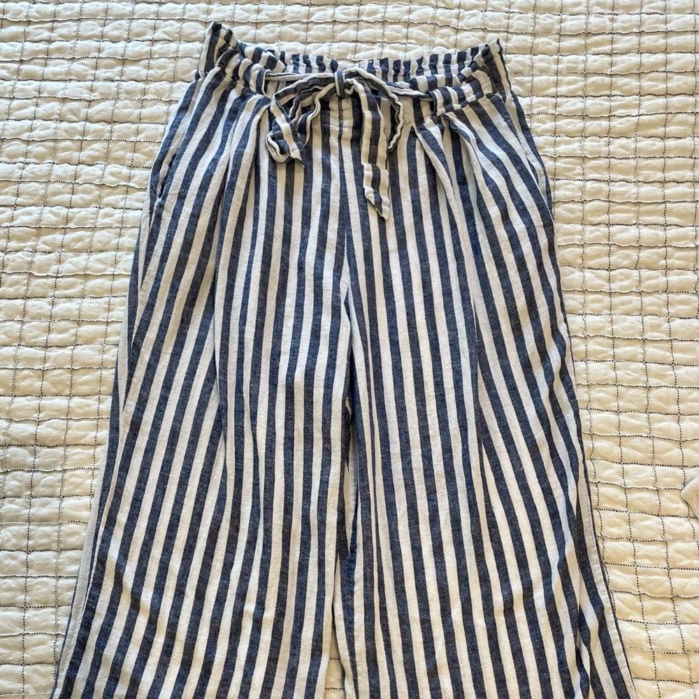 Blue and white striped cropped pants